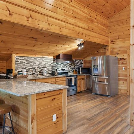 Hot Tub Fire Pit Game Room Theater Easy Access Sleeps 12 - Black Bear Lodge ピジョンフォージ エクステリア 写真