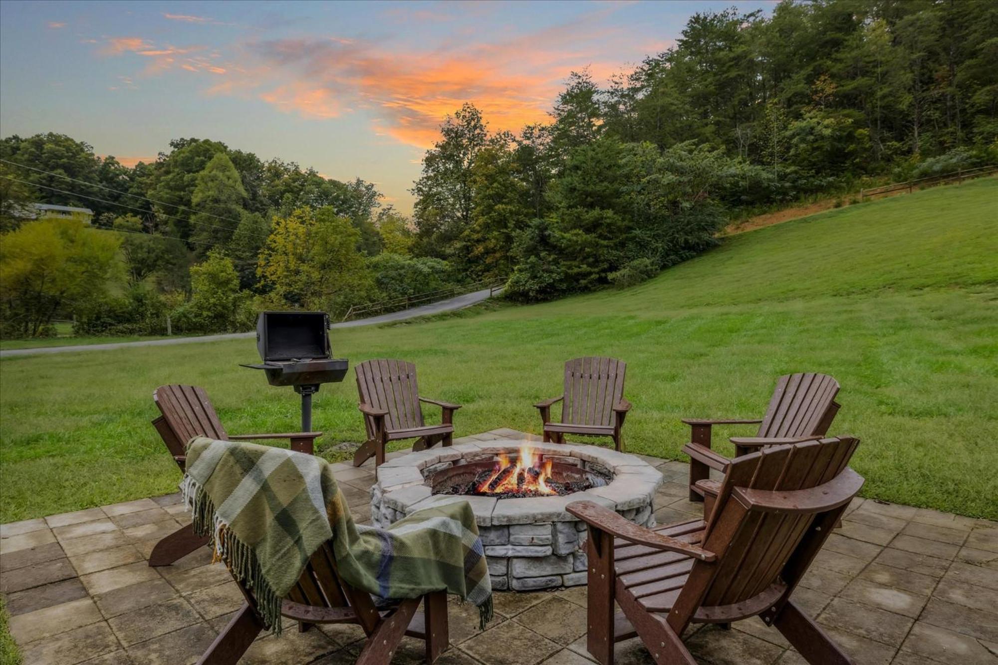 Hot Tub Fire Pit Game Room Theater Easy Access Sleeps 12 - Black Bear Lodge ピジョンフォージ エクステリア 写真