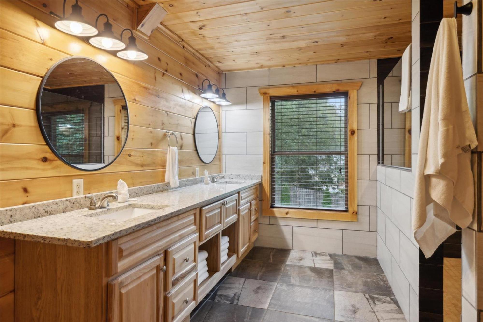 Hot Tub Fire Pit Game Room Theater Easy Access Sleeps 12 - Black Bear Lodge ピジョンフォージ エクステリア 写真